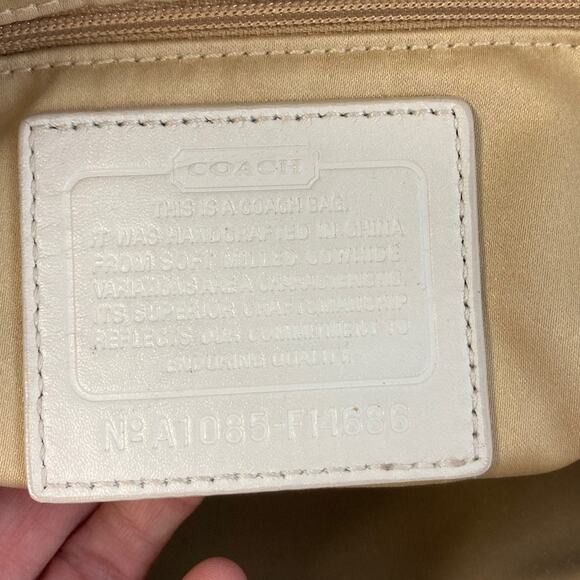 COACH F14686 LARGE IVORY PEBBLED LEATHER SHOULDER BAG WITH CHARM - Picture 16 of 16